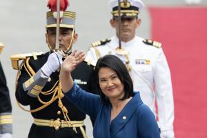 秘鲁当选总统藤森庆子（Keiko Fujimori）当地时间星期二（7月28日）在该国首都利马宣誓就职，任期至2031年7月。图为藤森庆子当天抵达国会。（新华社）