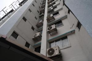 裕廊—金文泰—武吉巴督市镇理事会回应《联合早报》询问时证实，噪音源自一台冷气压缩机，但并未透露涉事的冷气压缩机位于哪一层楼。（陈斌勤摄）