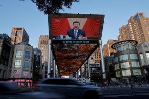 中共政治局星期四（7月30日）召开会议，部署下半年经济工作，并决定10月在北京召开五中全会。中共总书记习近平星期四除了主持政治局会议，也主持中共中央召开的党外人士座谈会。他说，中国各地区各部门上半年有效应对内外风险挑战，经济顶压前行；当前经济运行也面临困难挑战，要坚定信心、攻坚克难。图为2024年7月18日，北京市一个户外大屏幕播放习近平出席中共三中全会的画面。（路透社档案照）