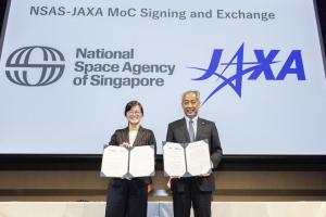 新加坡航天局局长严莉娜（左）代表我国与日本JAXA理事长山川宏签署合作备忘录，以深化两国在外太空的交流与合作。（SPACETIDE主办方提供）