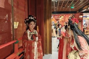 中国2024年“五一”假期期间，身着汉服的游客，成为陕西省会西安街头一道靓丽风景，是不少年轻人体验沉浸式“唐潮”的必选项目。在社交平台上，有网友直言：“西安三步一个公主，五步一个贵妃。” 作为十三朝古都的西安，无论是明城墙、大雁塔、兵马俑、钟鼓楼，深厚的历史文化底蕴和众多名胜古迹，令此间自带“长安城”的氛围感，衣袂飘飘的汉服与古香古色的建筑，相得益彰。（中新社）