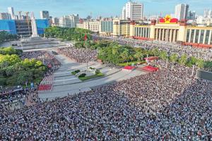 中国江西省南昌八一广场星期六（8月1日）清晨举行隆重的升国旗仪式，庆祝中国人民解放军建军99周年，据报有超过10万民众到场观礼。（中新社）
