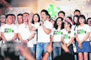 台北市长蒋万安（中）本周推荐民进党籍的高雄市长陈其迈取代阁揆卓荣泰，称赞陈站在市民立场，在真相未明前拒绝油品上架，出任阁揆可化解政治僵局。（档案照片）