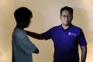 庄姓客服人员（左）在太和观慈善机构资深义工佘克勤（右）的帮助下，成功戒掉丧尸烟弹和电子烟。（邝启聪摄）