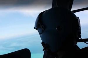 解放军南部战区上周六（8月1日）在黄岩岛周边海空域组织海空联合演训，并罕见公开演训现场画面。（央视新闻视频截图）