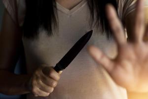 被告王媛慧突然从桌上抄起一把水果刀指向受害者。（iStock示意图）