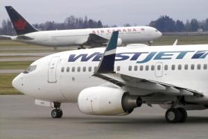 西捷航空采用两种不同的支付方式：一种用于飞机飞行期间支付乘务员工资，另一种用于补偿地面工作。乘务员认为这种制度不公平，导致他们每月最多有35个小时的无偿工作。（彭博社档案照片）