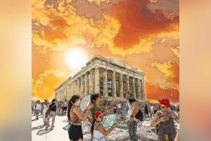 7月21日，游览希腊雅典卫城的游客戴着红十字会现场分发的遮阳帽、手持扇子，在酷暑中寻找一丝清凉。（路透社）