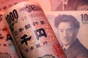 日元持续贬值意味着美元相对走强，不仅可能加剧美国贸易失衡，也可能引发金融市场震荡。（路透社）
