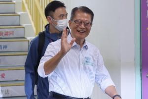 香港财政司司长陈茂波（右）星期天（8月2日）到南屯门官立中学出席首场关于香港第一个五年规划及2026年《施政报告》的地区咨询会。（香港中通社）