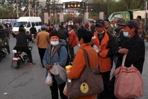 2022年4月20日冠病疫情暴发期间，北京市民在靠近河北省交界处的一条街道上吃早餐。（路透社档案照片）