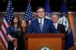 美国共和党在众参两院仅握有微弱多数。图为共和党籍的众议院议长约翰逊7月21日在新闻发布会上讲话。（路透社）