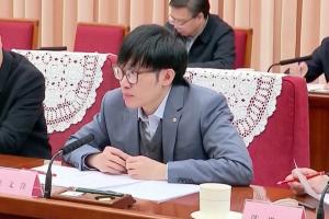 中国人工智能公司深度求索（DeepSeek）创始人梁文锋与投资人闭门交流的一份录音稿流出，其中关于中美差距、英伟达晶片的内容引起外界讨论。图为梁文锋去年1月参加中国总理座谈会。（中国中央电视台视频截图）