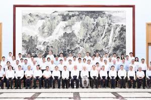 中共政治局常委、中央书记处书记蔡奇（第一排中）星期一（8月3日）看望慰问北戴河暑期休假专家。（新华社）