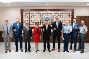 台湾国防部长顾立雄（右五）上星期五（7月31日）会见到访的美国众议院外交委员会亚太小组主席金映玉（左四）访问团一行。（台湾国防部军事新闻通讯社）
