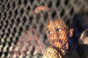 7月27日，在马来西亚吉隆坡，一些罗兴亚难民聚集在联合国难民署（UNHCR）外求助，并被警方用警车带走。（路透社）