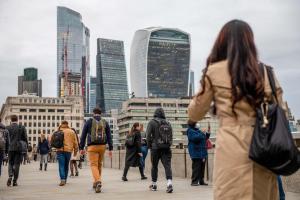 调查显示，英国企业为控制成本并加快采用AI，持续减少招聘和岗位需求。（彭博社）