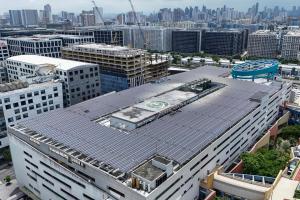 菲律宾首都马尼拉的亚洲购物中心（SM Mall of Asia）顶楼安装了大型屋顶太阳能光伏系统，所产生的清洁能源可用于支持商场内的照明和电梯等设施，有效降低商场营运成本。（法新社）