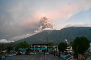 危地马拉富埃戈火山8月4日持续喷发大量气体、火山灰和熔岩。（法新社）