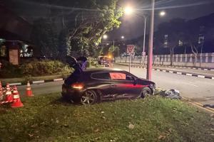 这场公路追逐，最终因汽车失控撞上交界处的灯柱而结束。（新加坡警察部队提供）