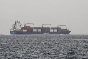 7月27日，一艘商船驶过红海也门哈尼什岛附近的一条国际航道。（法新社）
