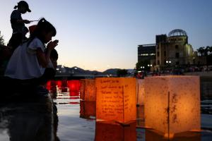 8月6日是广岛原子弹爆炸81周年，一些民众当天在原子弹爆炸圆顶屋前的元安川上放置纸灯笼，悼念核爆遇难者。（路透社）