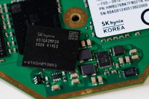 韩国产业通商部长官金正官说，中国正向半导体行业投入前所未有的资源，加剧全球科技竞争；韩国若不协助晶片企业加快投资，可能失去现有的领先优势。图为韩国存储晶片巨头SK海力士生产的晶片。（彭博社）