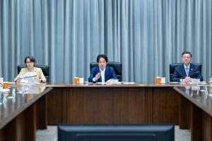 台湾总统赖清德（中）星期二（8月4日）在总统府听取行政院2027年度中央政府总预算案简报后，发表讲话。左为副总统萧美琴，右为行政院长卓荣泰。（台湾总统府官网）