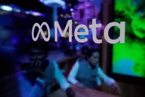 美国新墨西哥州一名法官星期四裁定，社交媒体巨头Meta须支付5亿6700万美元（约7亿2700万新元）赔偿，理由是旗下平台对儿童造成伤害并构成“公共滋扰”。（路透社）