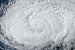 .8月6日，卫星摄像图片显示，台风“白海豚”逼近日本冲绳县。日本已下令鹿儿岛县和冲绳县约26万人疏散，超过500个航班取消。（路透社）