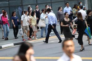新指南根据本地的气候和具体情况，建议公众避免用厚重、密实的面料，也避免穿带有不透气内衬或硬质衬料的衣物，或是较易吸热的深色衣物。（档案照片）