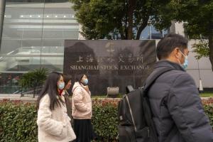 中国A股星期五（8月7日）放量上涨，主要股指悉数飘红，其中上证指数当天收盘报3940点，涨幅为1.02%。图为上海证券交易所，摄于2024年1月。（彭博社）