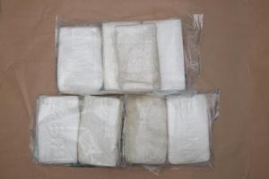 警方和肃毒局展开联合行动，起获超过八公斤的可卡因。（新加坡警察部队提供）