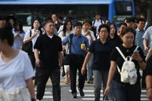韩国产业通商资源部长金正官认为，在中韩企业竞争日趋激烈的情况下，如果通过法律统一限制工时，可能削弱韩国企业的全球竞争力。（法新社）