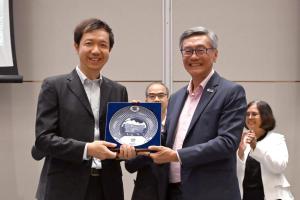 新加坡国立大学校长陈永财教授（右前）向Lark Technologies总裁谢欣赠送纪念品，以感谢他对国大的捐赠。（新加坡国立大学提供）