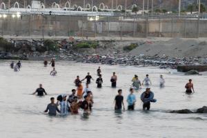 7月30日及31日，大量非法移民越海进入西班牙位于北非的飞地休达，其中一些人溺水身亡。（路透社）