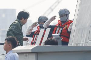 台湾总统赖清德星期六（8月8日）在高雄左营海军基地登上“光华六号”导弹快艇，视察滨海打击演习。（路透社）