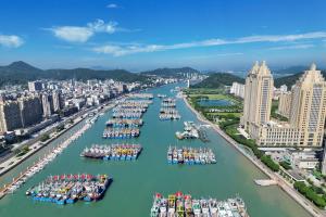 今年第13号台风“白海豚”（强台风级）逐渐向华东沿海靠近。目前浙江全省1万4828艘海洋渔船已全部在港避风，552艘休闲渔船已全部停止营业，1906名海上养殖人员已撤离上岸。（中新社）