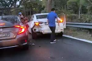 汽车驾驶员涉换车道时刹车不及，追尾前方汽车和电单车，59岁男驾驶事后助查。（受访者提供）