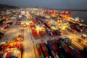 中国7月出口同比增长23.9%，连续第二个月录得超过20%以上的增幅。图为8月7日中国江苏连云港码头上的集装箱。（法新社）