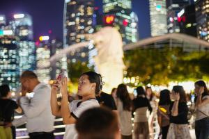 原本7月和8月暑假是中国和各地家庭旅客到访新加坡的旺季。可是一些景点的访客潮在今年7月却大不如前，不只是中国旅客比起去年同期猛减三成，来自韩国和越南两地的旅客也减少25%。（档案照片）