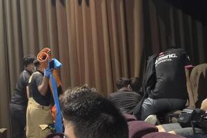 一名妇女在电影院内跌倒昏迷，随后被送往医院。（读者提供）