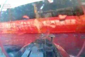 7月8日发布的一张视频截图显示，乌克兰海军无人机袭击一艘据称是俄罗斯“影子船队”的油轮。（路透社）