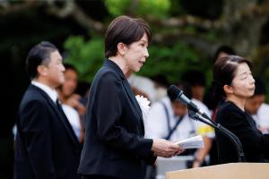 日本首相高市早苗星期天（8月9日）在长崎遭原子弹爆炸81周年和平纪念仪式上致辞。（路透社）