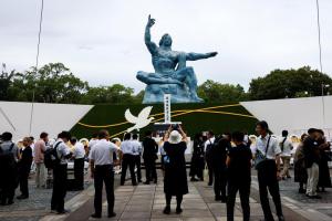 日本长崎市和平公园星期天（8月9日）举办原子弹爆炸81年纪念活动，参与者在长崎和平雕塑前聚集。（路透社）