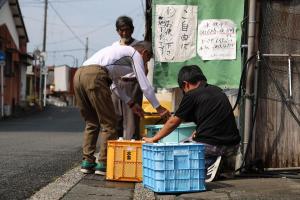 熊本地震发生已近两星期，部分受灾城市供水仍未完全恢复。图为8月4日，八代市受影响居民在好心人家提供的水龙头接水。（法新社）