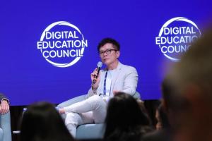53岁的刘光明今年转轨成为AI策略咨询师，协助海内外中小企业制定AI转型策略，也为外地的教育机构与学校向AI过渡。（受访者提供）