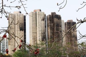 香港大埔宏福苑大火于去年11月26日发生，正进行大型维修的八栋大楼中有七栋被焚毁，造成168人死亡。图为灾后的大埔宏福苑。（香港中通社）