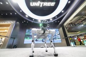 宇树科技星期一（8月10日）正式开启科创板申购。图为北京宇树科技门店内展示的机器狗。（中新社）