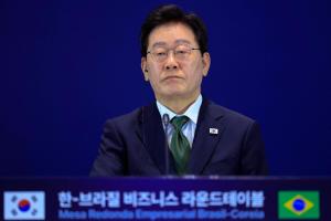 韩国总统李在明政府提出的房地产税制改革、废除检察机关补充侦查权等政策引发争议，加上股市波动和民生压力，被认为正在加速民意流失。（法新社）